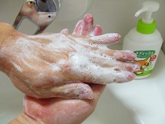 入念に手を洗う