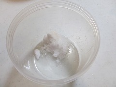 容器に砂糖(30g)を入れる。