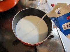 牛乳を、火にかけて、ごく軽く沸騰させる。
