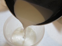 砂糖を入れた容器に、熱した牛乳をそそぐ